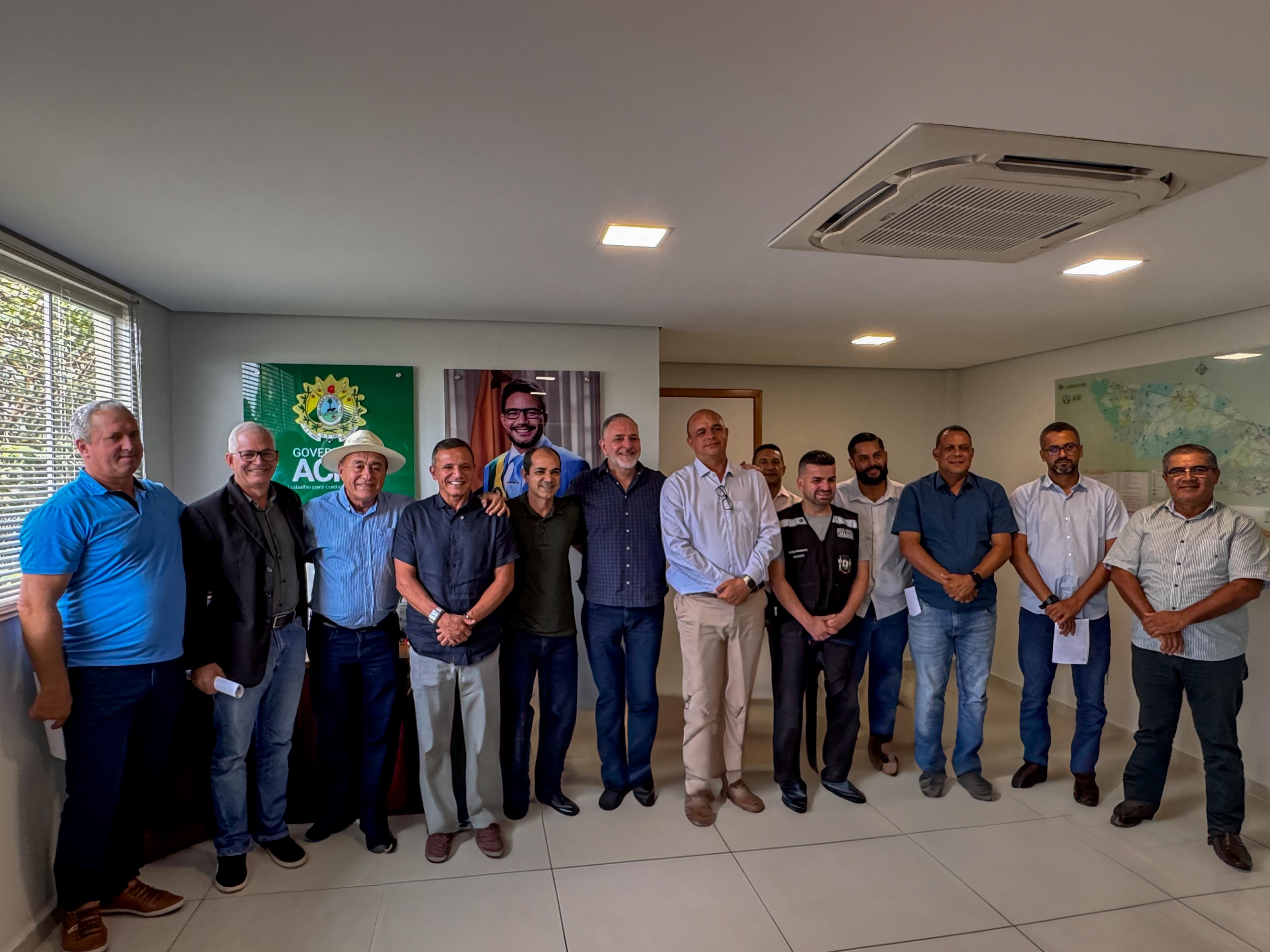 Vereadores participam de reunião com a Secretaria de Agricultura para tratar de recebimento de emenda